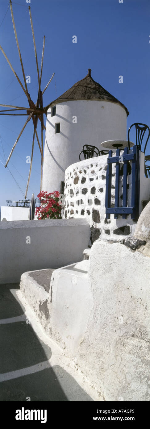Traditionelle Windmühle Oia Santorini griechische Inseln Griechenland Europa Stockfoto