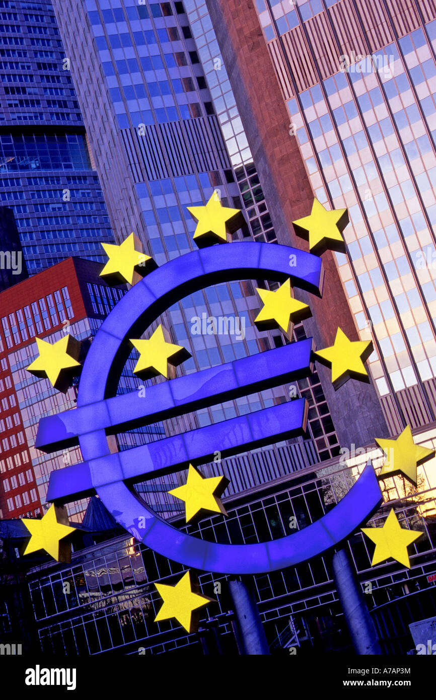 Das Euro-Zeichen außerhalb der Europäischen Zentralbank in Frankfurt am Main, Deutschland. Stockfoto
