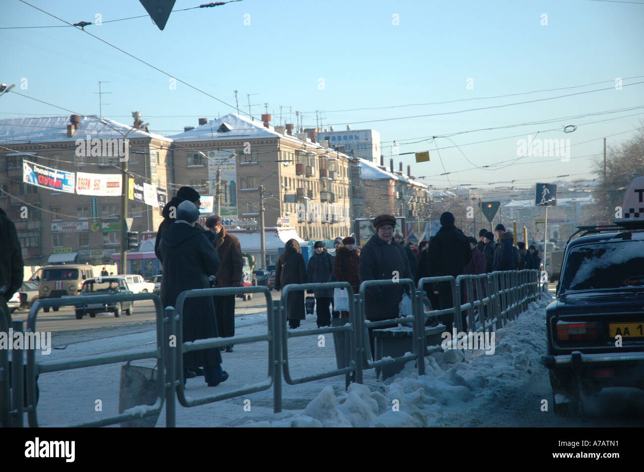 Menschen warten auf ein Trolleybus in der West-sibirischen Stadt Tscheljabinsk zu stoppen Stockfoto