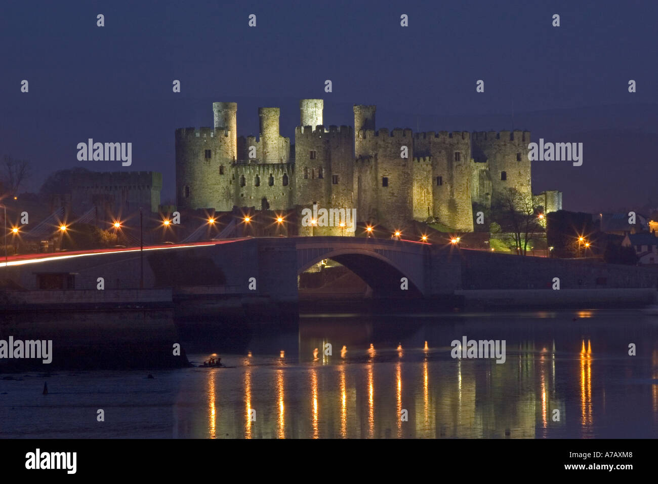 Conwy Castle und Brücke bei Abenddämmerung Nord-West-Wales Stockfoto