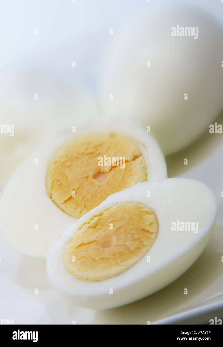 In Scheiben geschnittenen hart gekochten Eiern auf einem Teller Schlüssel Hallo Bild Stockfoto