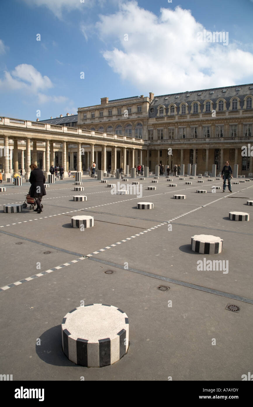 Jardin du Palais Royal, einschließlich der schwarzen und weißen Spalten von Daniel Buren und Orleans Galerie Paris-Frankreich Stockfoto