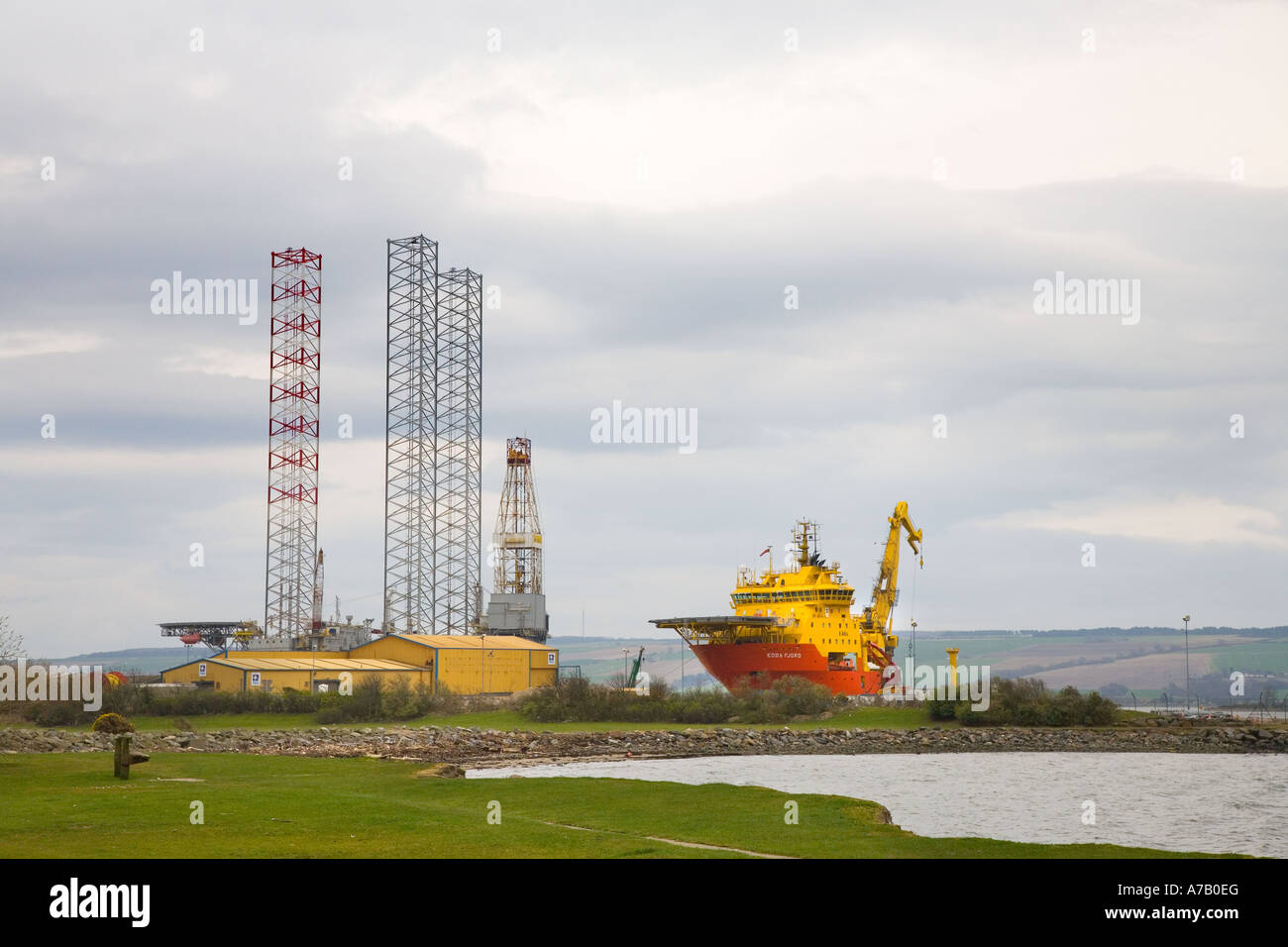 Bohrinsel oder Plattform im Hafen von Invergordon Tiefenwasser Cromarty Firth Invernesshire Schottland, Vereinigtes Königreich Stockfoto
