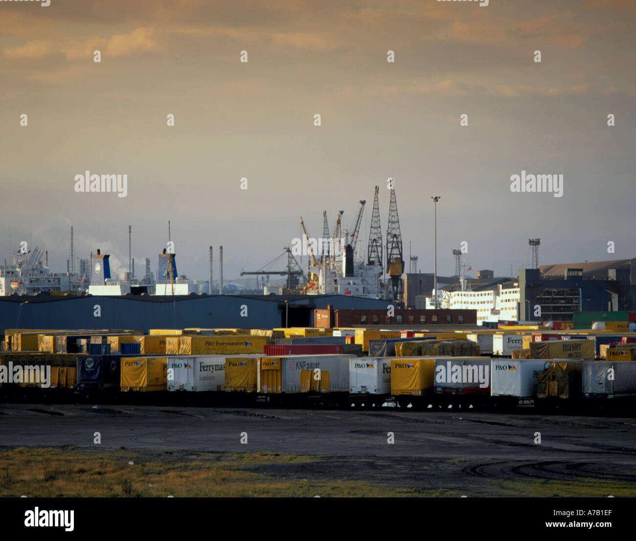 Container Anhänger und Gesamtansicht der Teesport, Teesside, England, UK. Stockfoto