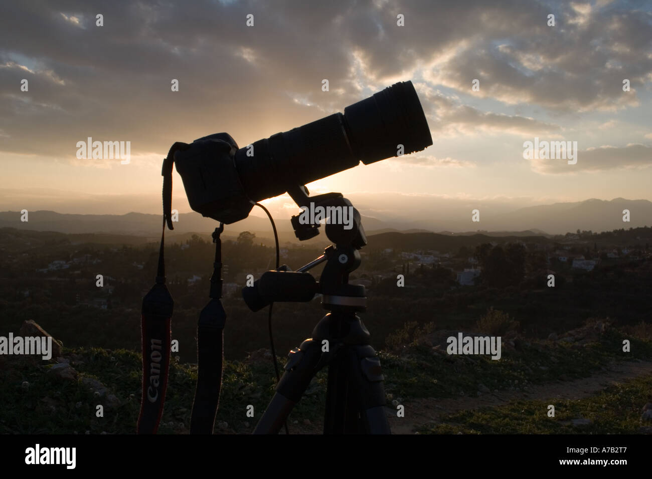 Silhouette der Kamera mit Teleobjektiv Stockfoto