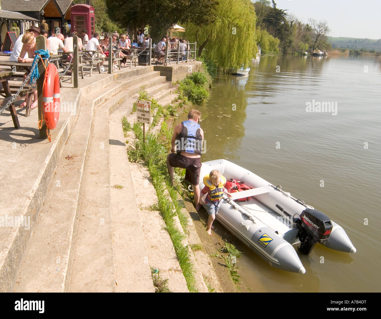 Anreise mit dem Beiboot an The Black Rabbit Pub, South Stoke on The River Arun in der Nähe von Arundel, West Sussex Stockfoto