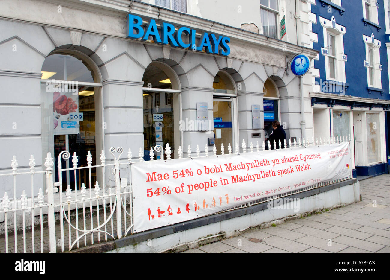 Welsh Language Board Banner hängen am Zaun außerhalb Barclays Bank in Machynlleth Powys Mid Wales UK Stockfoto