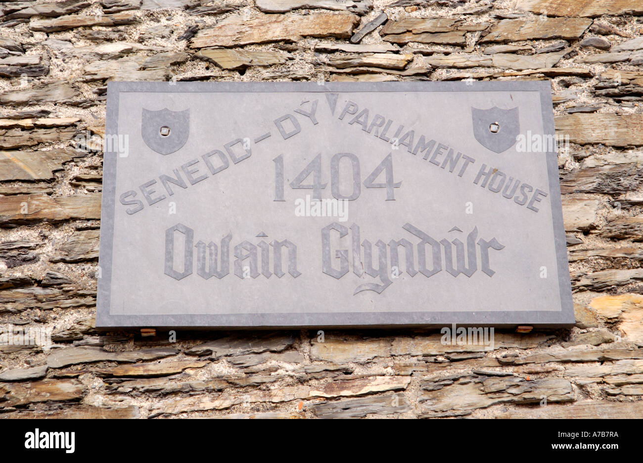 Schiefer Tafel auf Owain Glyndwr Senedd Parlament Haus datiert 1404 in Machynlleth Powys Mid Wales UK Stockfoto
