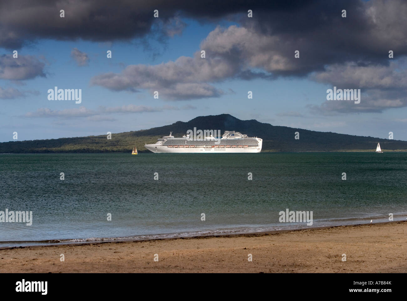 Die Sapphire Princess Cruise Ship Freitag, 16. Februar 2007 Rangitoto Island Auckland New Zealand weitergeben Stockfoto