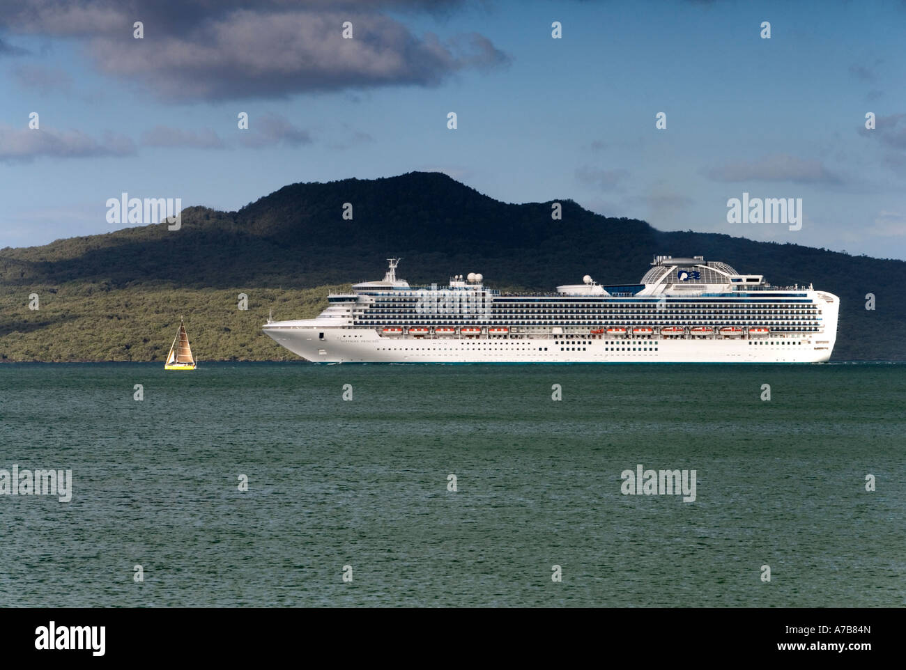 Die Sapphire Princess Cruise Ship Freitag, 16. Februar 2007 Rangitoto Island Auckland New Zealand weitergeben Stockfoto
