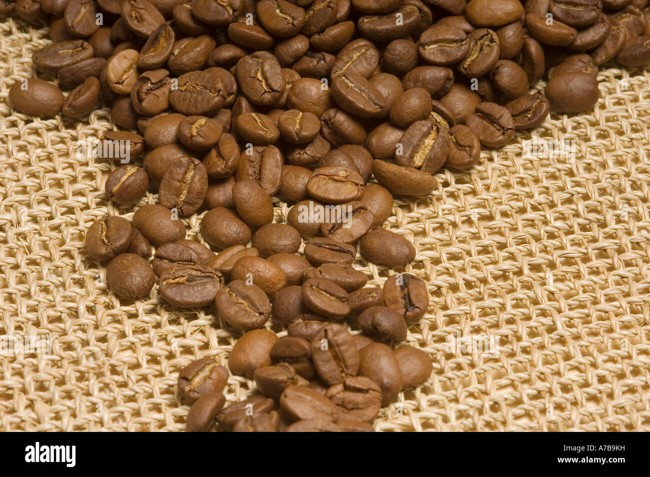 Geröstete Kaffeebohnen auf Entlassung Stockfoto