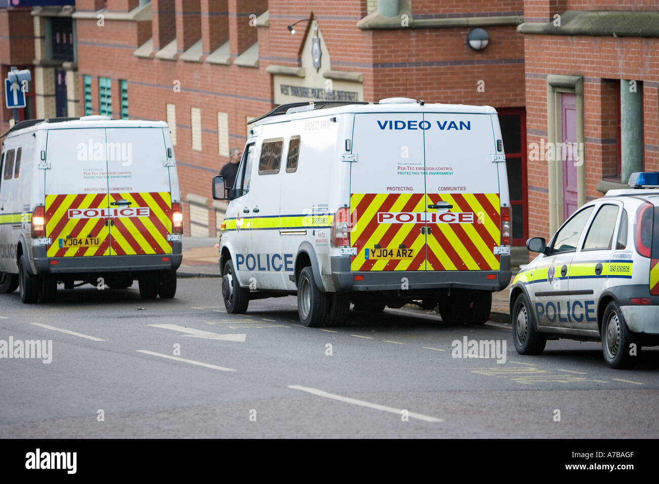 Leeds-Polizeiwagen außerhalb von Polizei und Gerichten Stockfoto