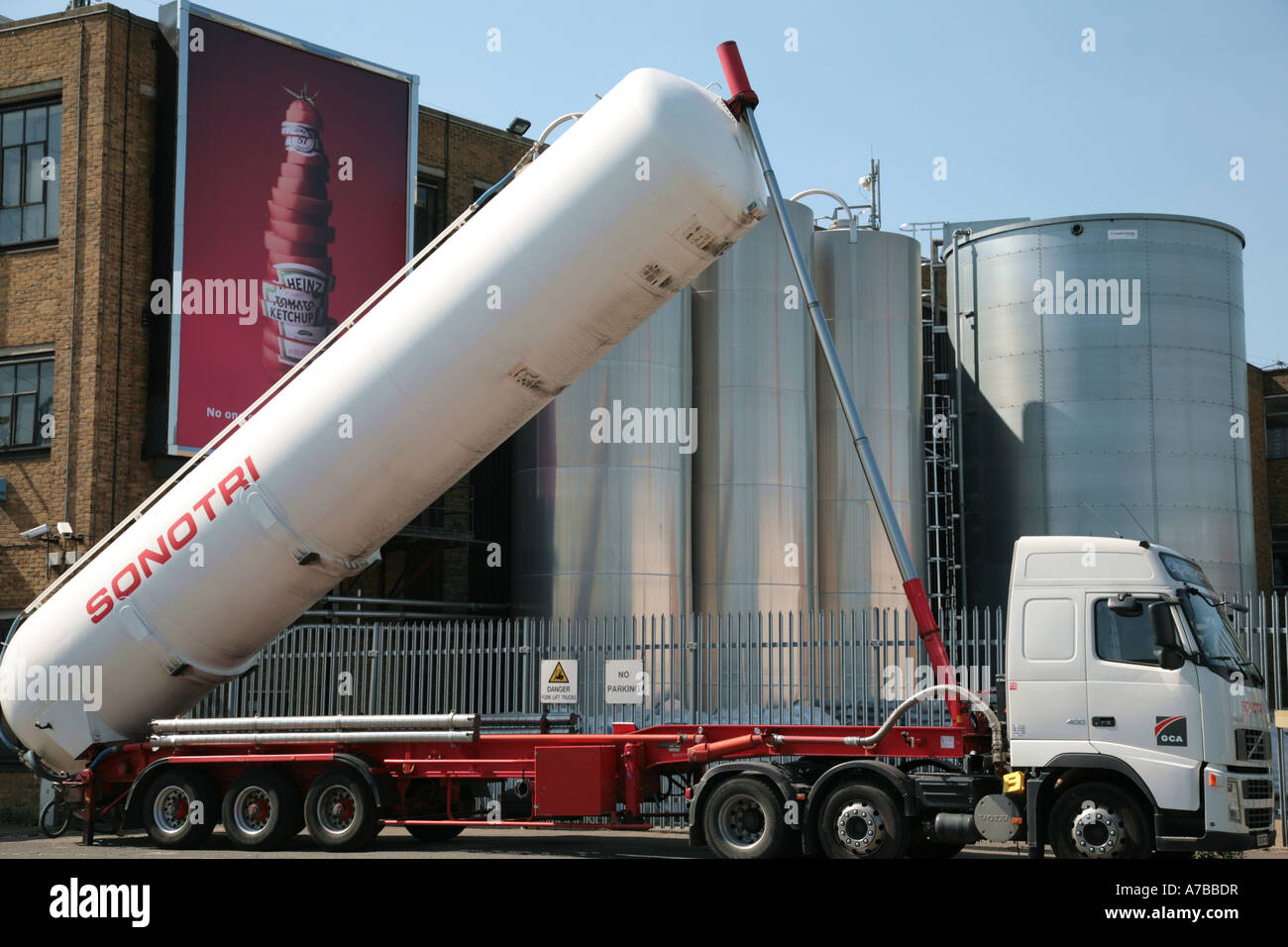 Tanker im Lagerhaus Stockfoto