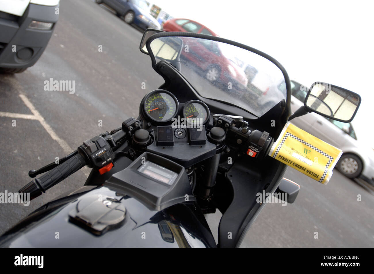 Parkschein auf einem Motorrad, Großbritannien UK Stockfoto