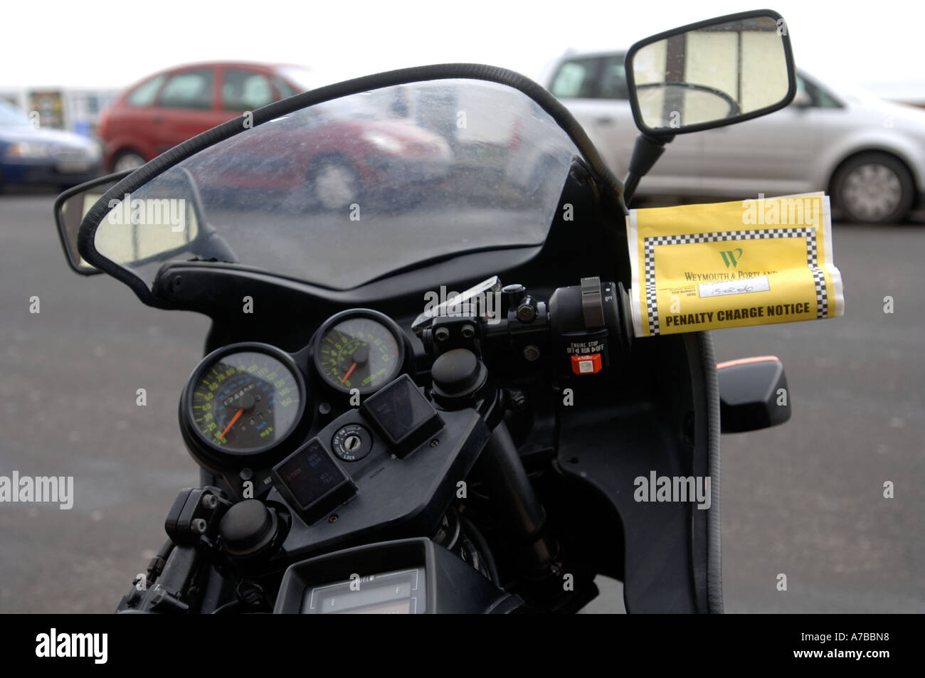 Parkschein auf einem Motorrad, Großbritannien UK Stockfoto