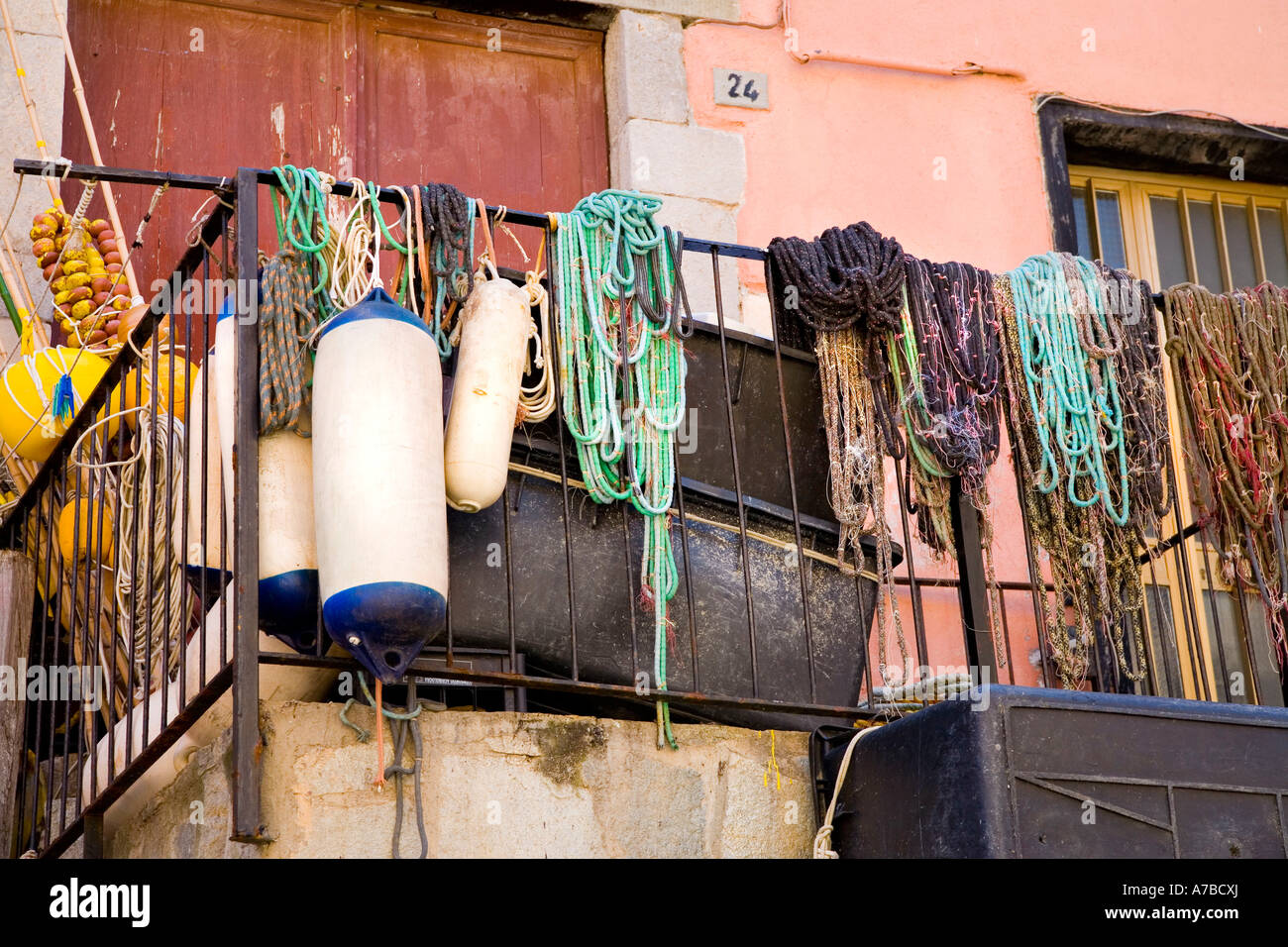 Fanggeräte hängt am Zaun in Vernazza Stockfoto