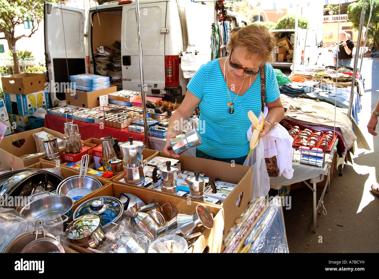 Touristen-Shop in Straßenmarkt Bauernmarkt in Monterosso Stockfoto