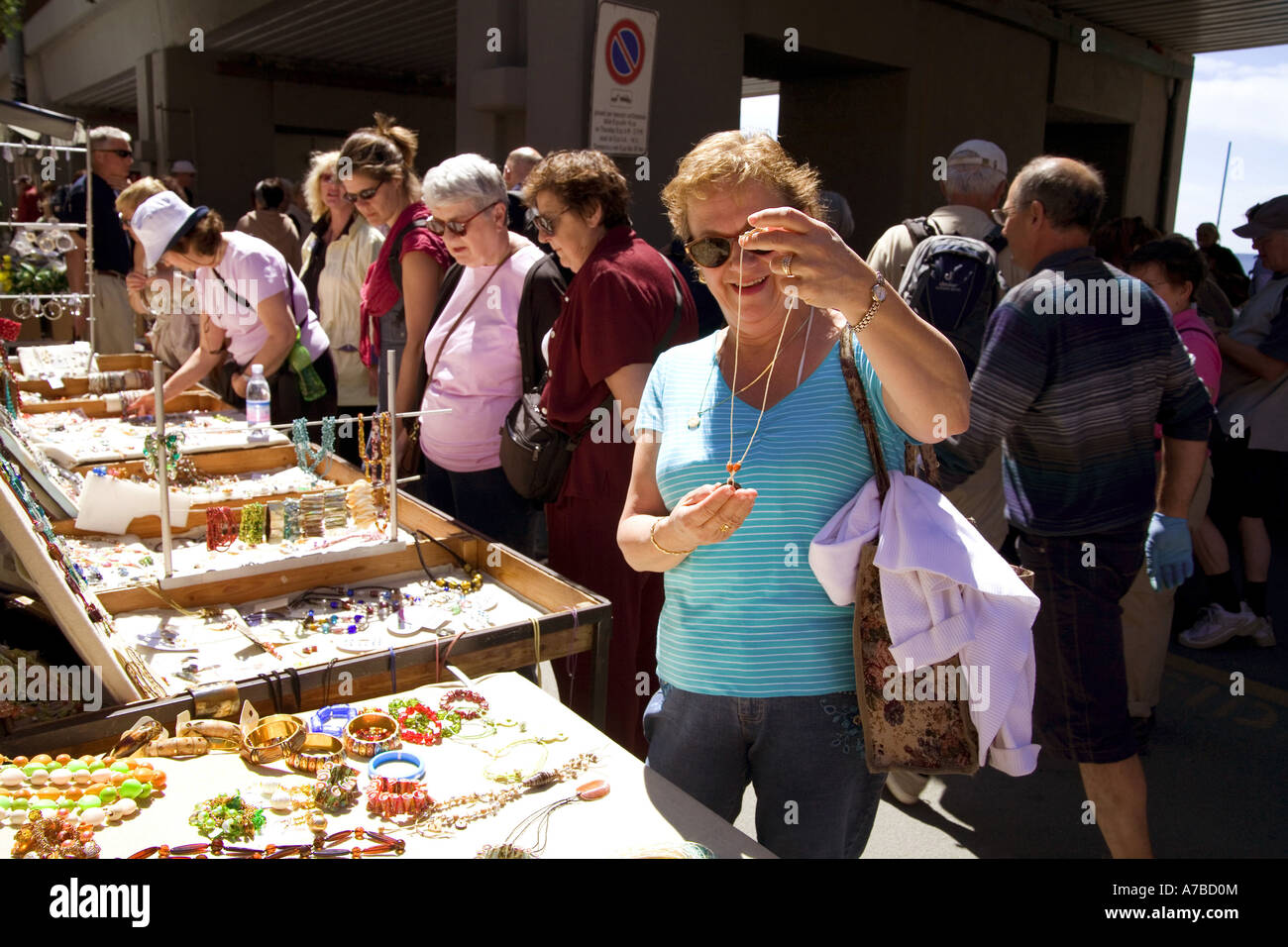 Touristen-Shop in Straßenmarkt Bauernmarkt in Monterosso, eines der fünf Dörfer der Cinque Terre Stockfoto