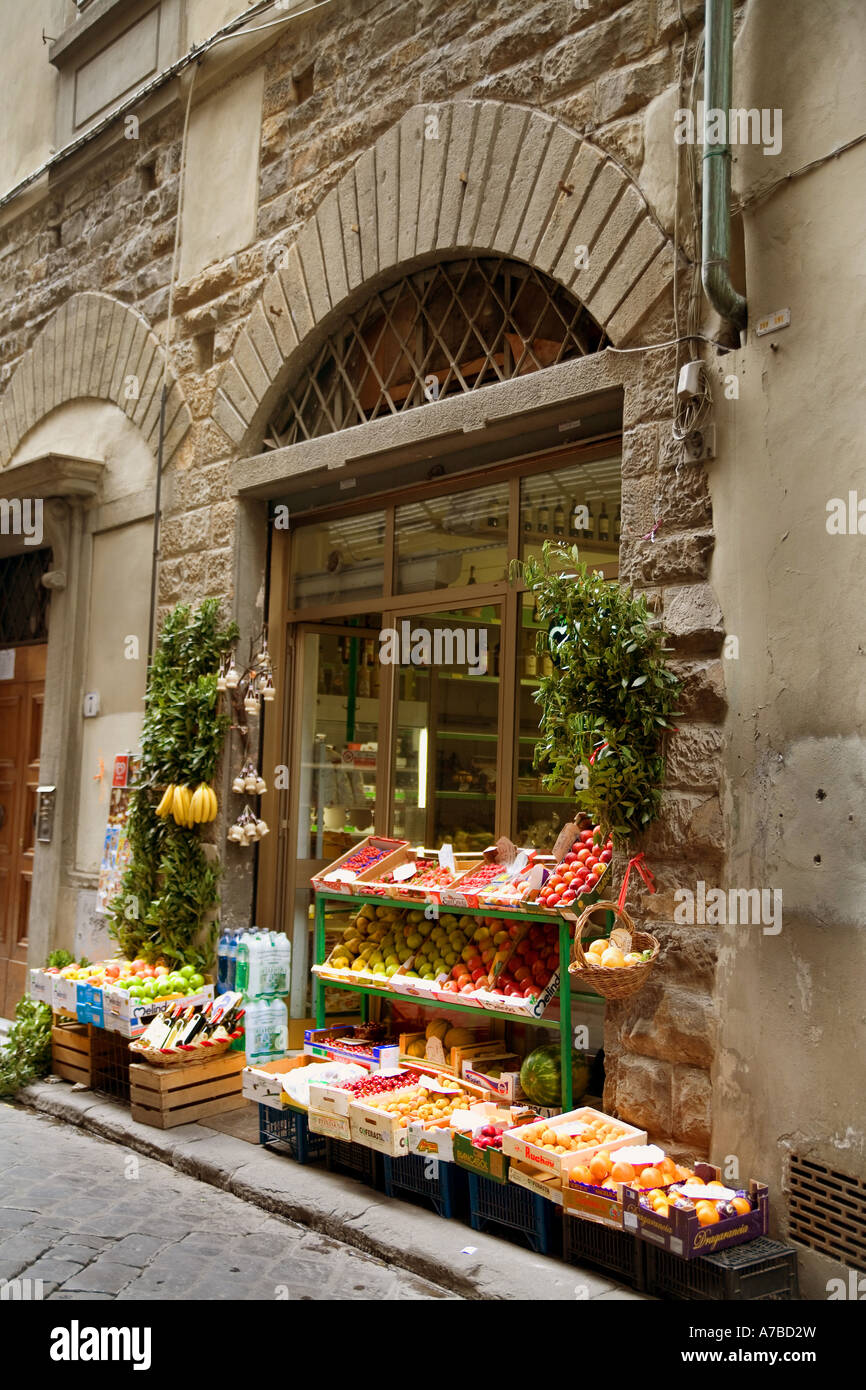 Kleine Nachbarschaft Markt bietet bunten Kontrast zu grauen Wänden sowie Speisen zum Abendessen Florenz Italien nicht freigegeben Stockfoto