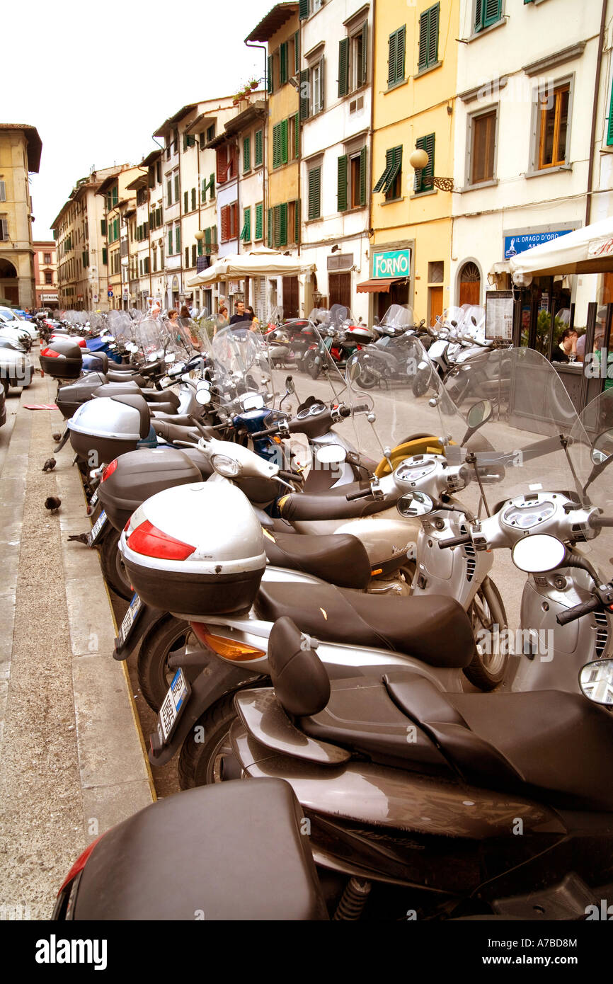 Motorräder bieten praktische Mittel der Fortbewegung in beengten Verhältnissen von Florenz Italien Stockfoto