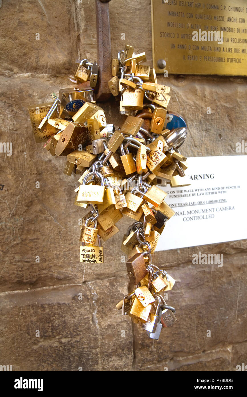 Sperren von Pferd Leinen hängen Brücke Ponte Vecchio in Florenz Italien die Schlösser von Liebhabern sperren ihre Liebe dort platziert sind Stockfoto