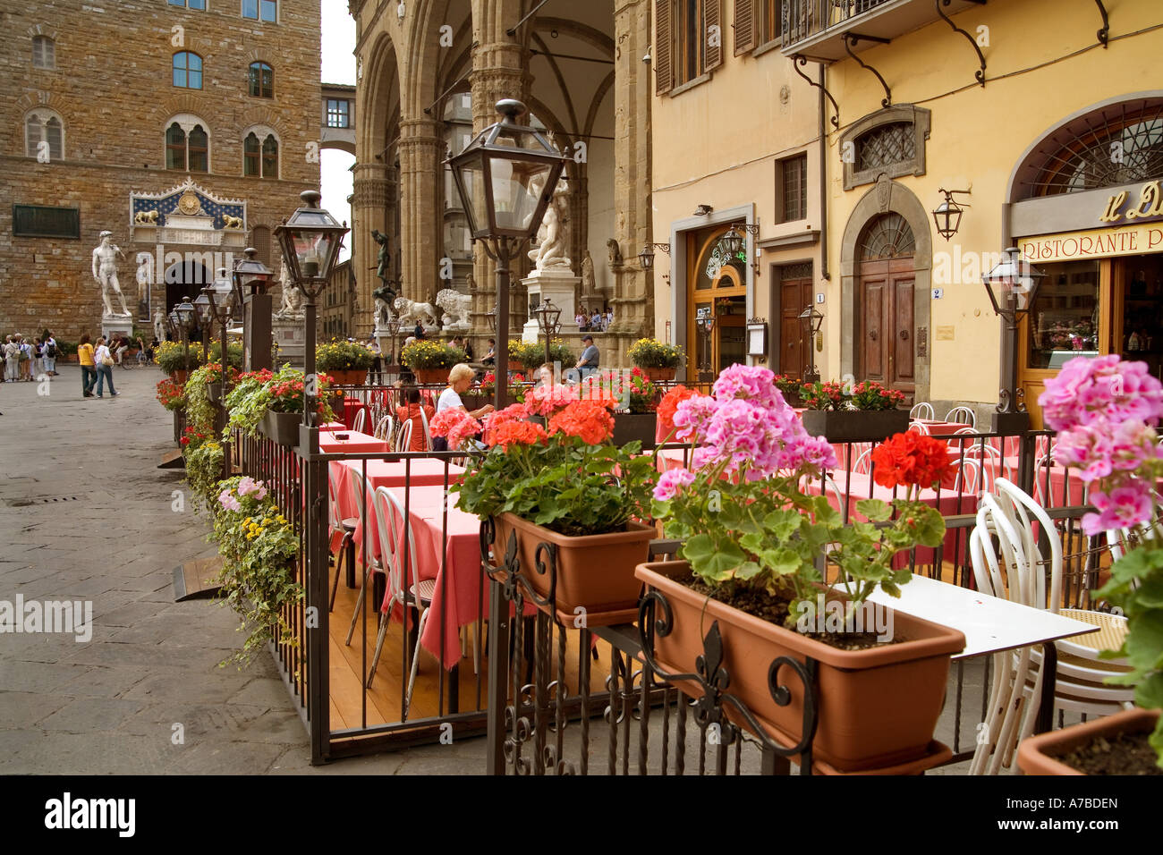 Kopien der berühmten Statuen, darunter eine von Michelangelo s David zieren die Piazza Della Signoria in Florenz Italien Stockfoto