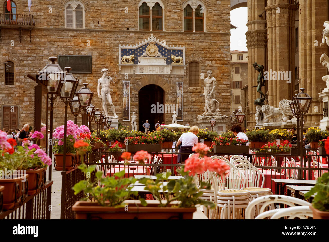 Kopien der berühmten Statuen, darunter eine von Michelangelo s David zieren die Piazza Della Signoria in Florenz Italien Stockfoto