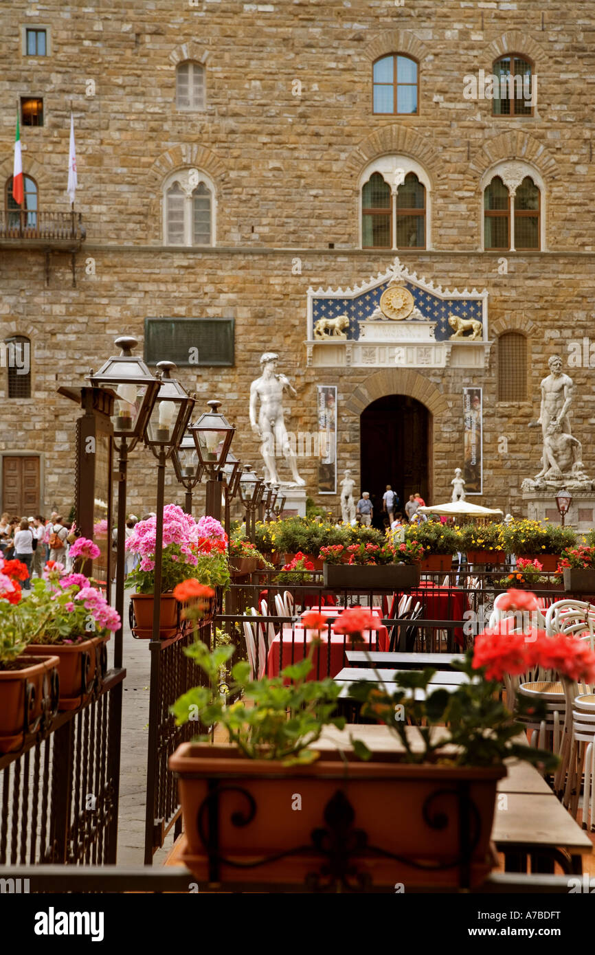 Kopien der berühmten Statuen, darunter eine von Michelangelo s David zieren die Piazza Della Signoria in Florenz Italien Stockfoto
