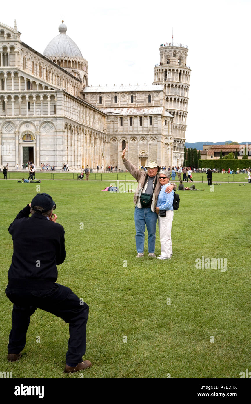 Paar posieren für die traditionellen hält des schiefen Turm von Pisa Fotos Italien Stockfoto