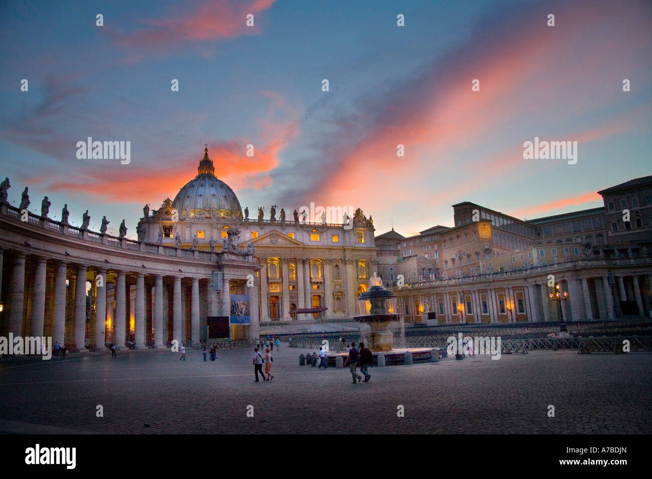 St Peter s Basilika St. Peter s Square leuchtet gegen Sonnenuntergang in Vatikanstadt Rom Sommer 2006 Stockfoto