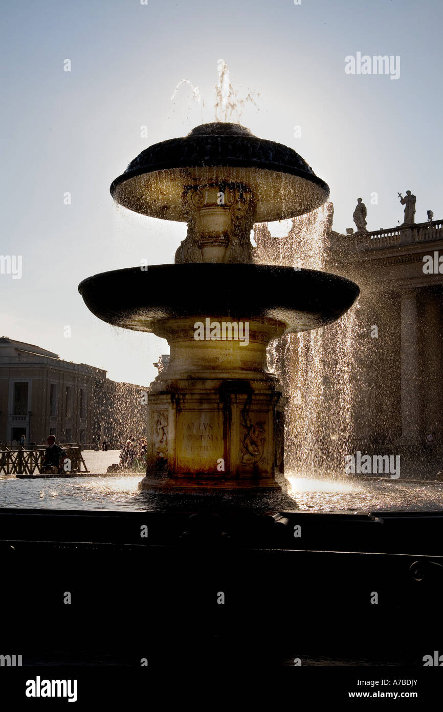 Brunnen vor der Sonne in St. Peter s Square Vatikan Rom Sommer 2006 leuchtet Stockfoto