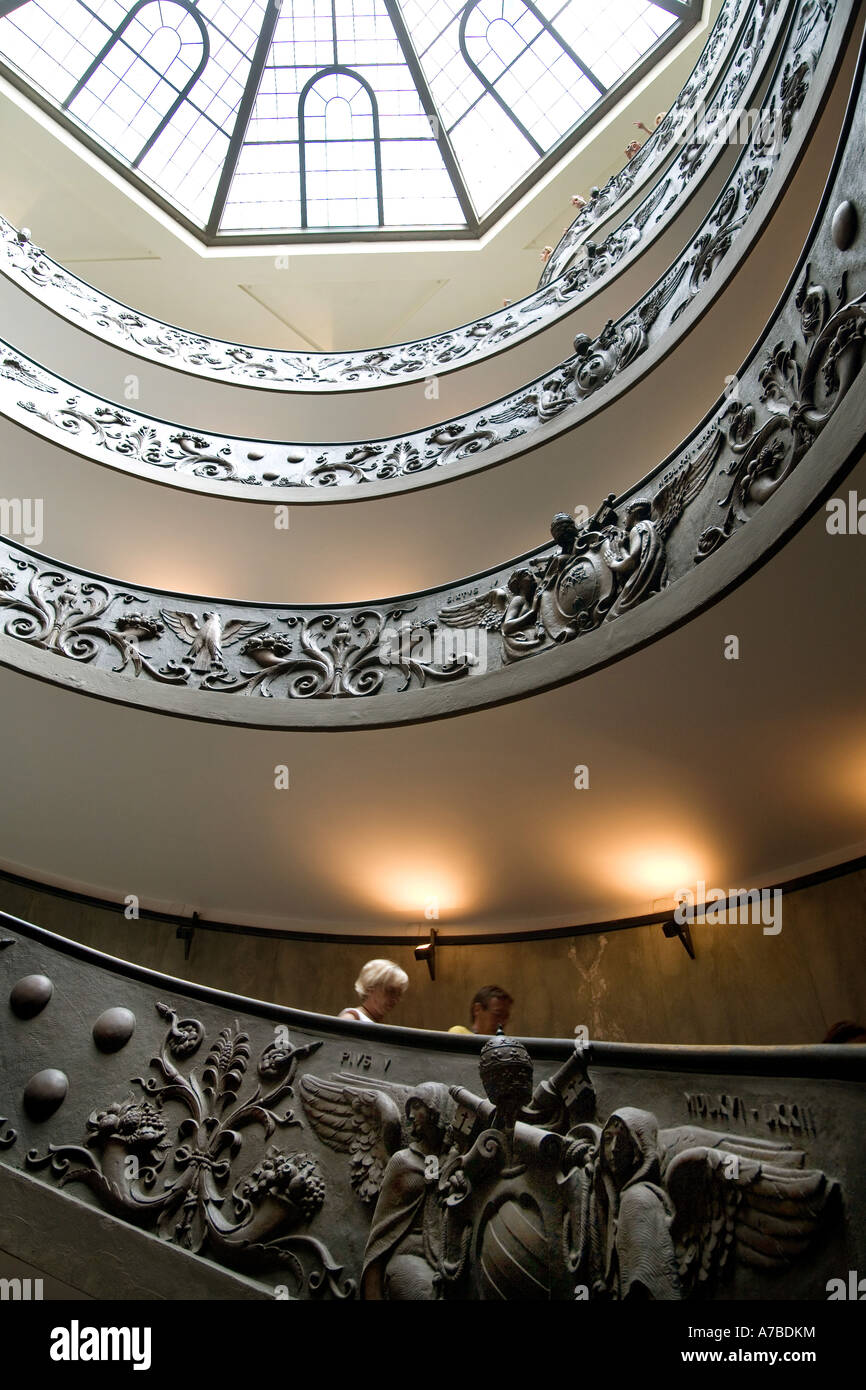 Die spiralförmige Rampe an der Ausfahrt dem Vatikanischen Museum IT wurde von Giuseppe Momo 1932 Rom Sommer 2006 Stockfoto