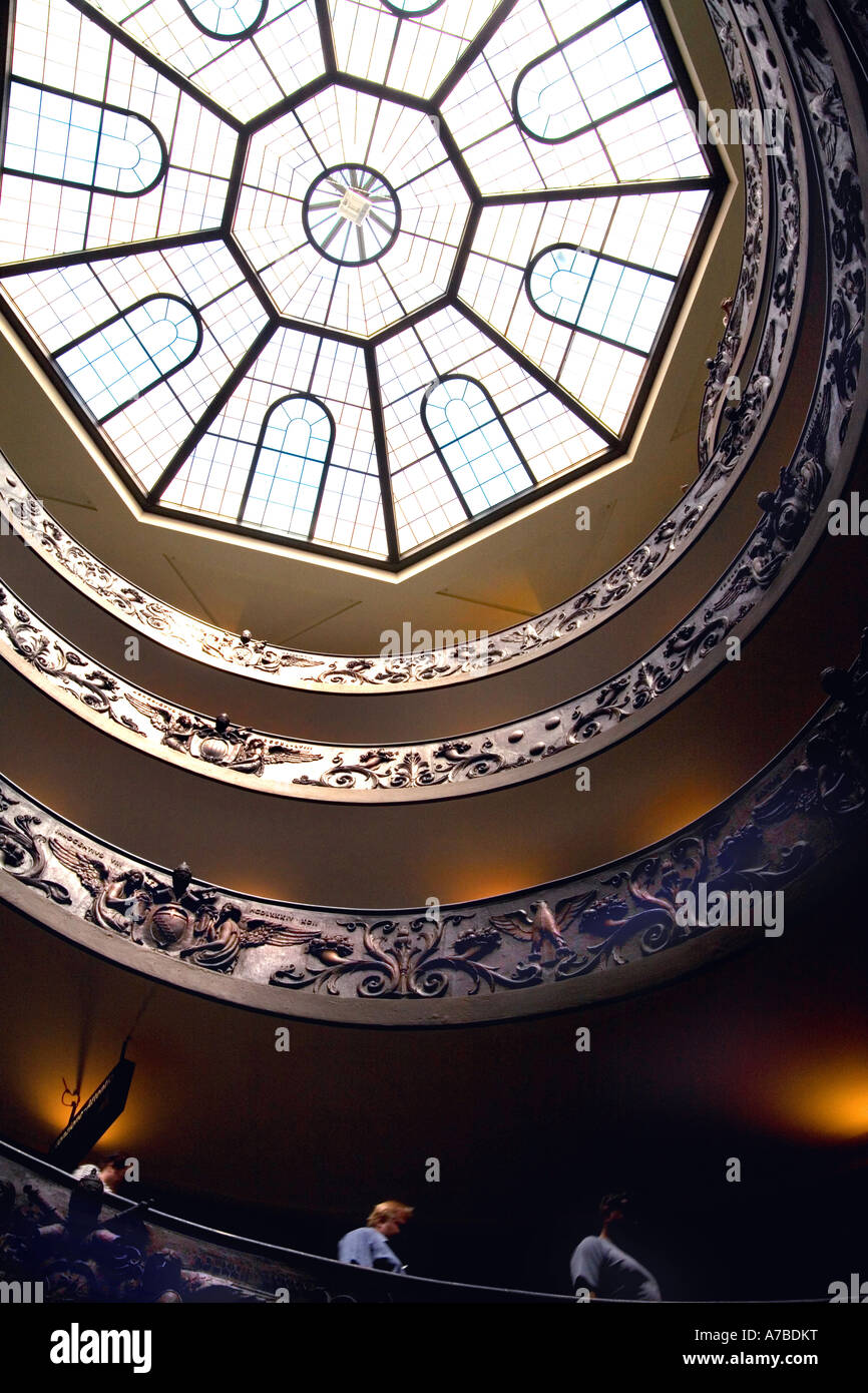 Die spiralförmige Rampe an der Ausfahrt dem Vatikanischen Museum IT wurde von Giuseppe Momo 1932 Rom Sommer 2006 Stockfoto