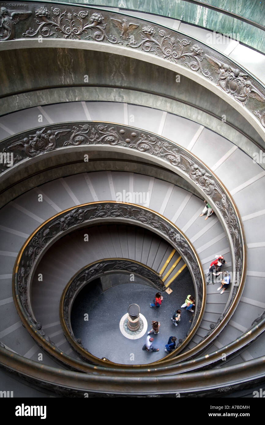 Die spiralförmige Rampe an der Ausfahrt dem Vatikanischen Museum IT wurde von Giuseppe Momo 1932 entworfen. Stockfoto