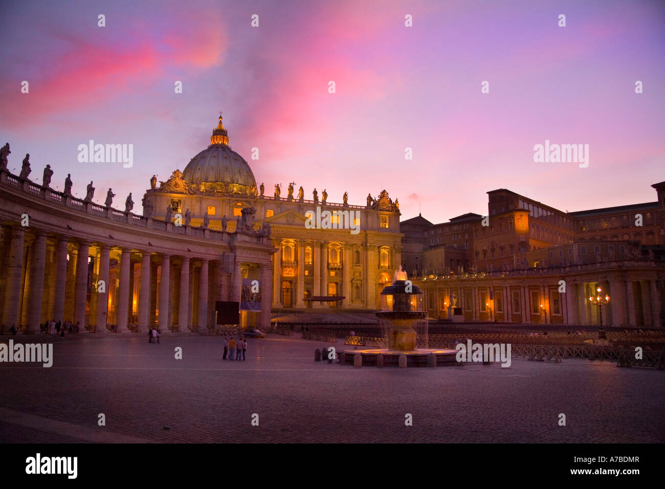 St Peter s Basilika St. Peter s Square Vatikan Rom glüht gegen Sonnenuntergang Sommer 2006 Stockfoto