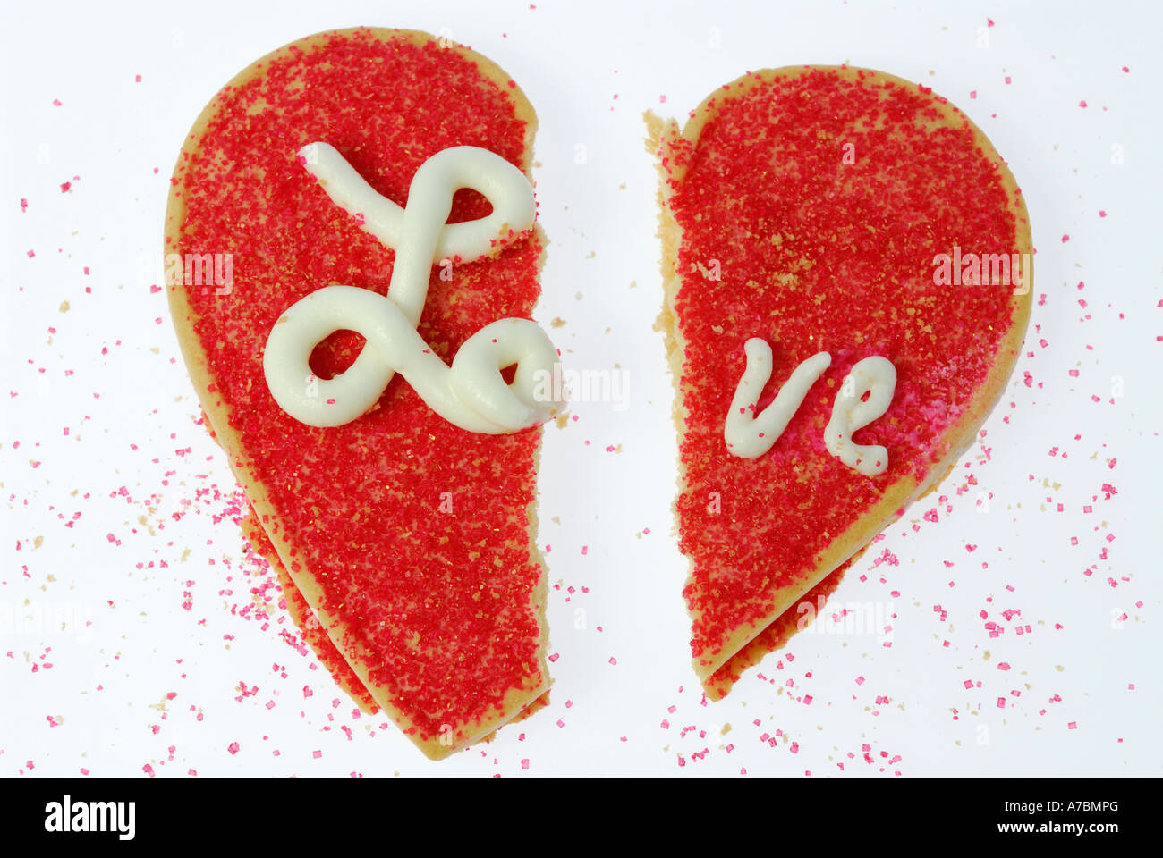 Eine rote gebrochenes Herz geformt Cookie der Liebe Stockfoto