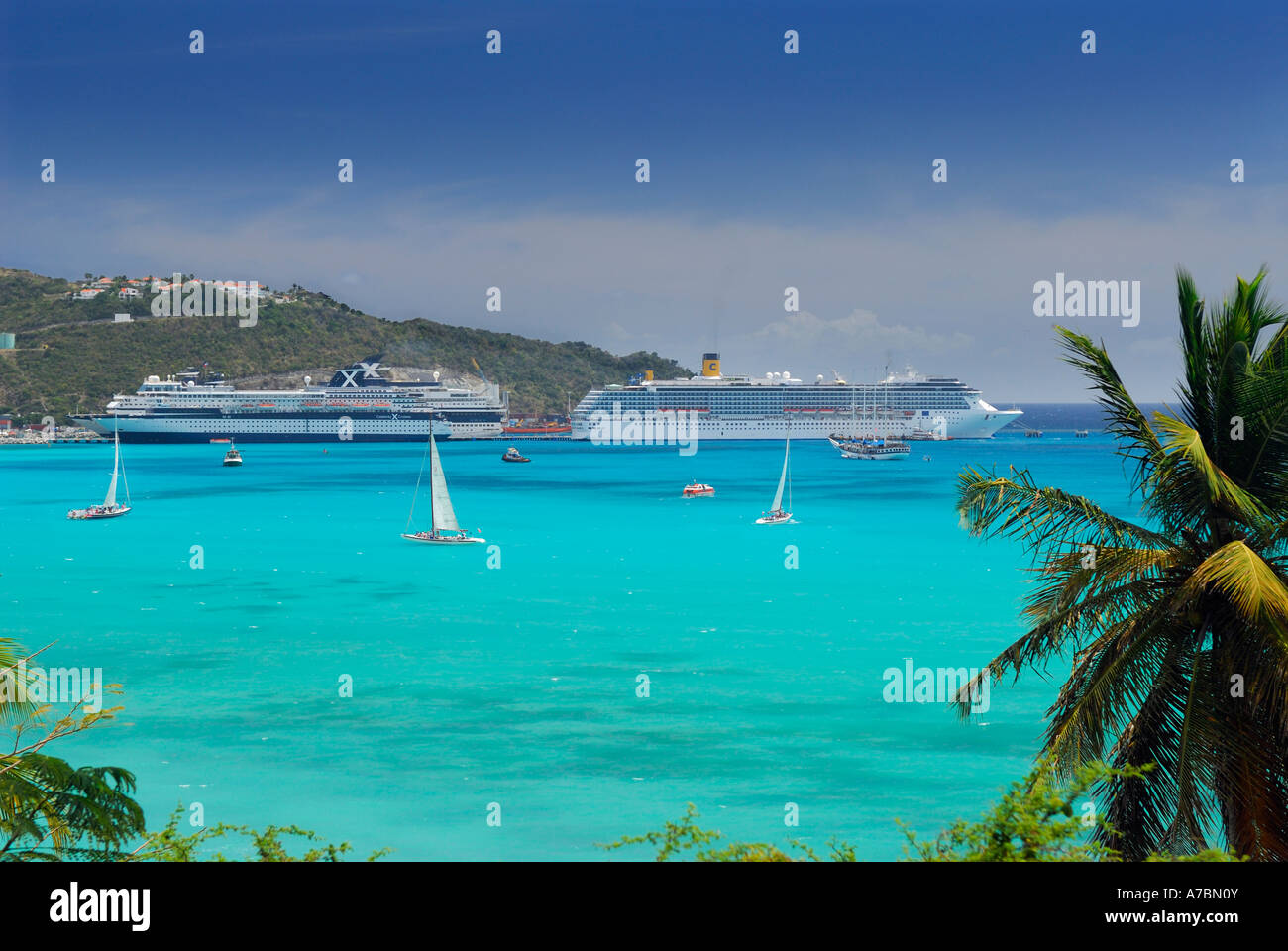 Great Bay Sint Maarten mit Kreuzfahrtschiffen und Segelboote im türkisblauen Wasser des karibischen Meeres Stockfoto Great Bay Sint Maarten mit Kreuzfahrtschiffen und Segelboote im türkisblauen Wasser des karibischen Meeres Stockfoto