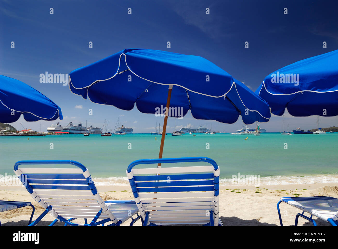 Blaue Sonnenschirme am großen Bucht Philipsburg St. Martin Niederländische Antillen-Karibik-Insel Stockfoto Blaue Sonnenschirme am großen Bucht Philipsburg St. Martin Niederländische Antillen-Karibik-Insel Stockfoto