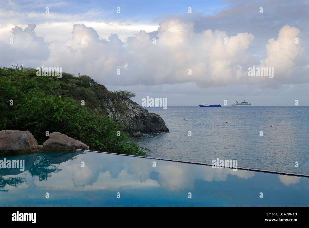 Infinity Pool und das Meer Küste bei Sonnenaufgang mit Schiffen Little Bay St Martin Niederländische Antillen Karibik-Insel Stockfoto Infinity Pool und das Meer Küste bei Sonnenaufgang mit Schiffen Little Bay St Martin Niederländische Antillen Karibik-Insel Stockfoto