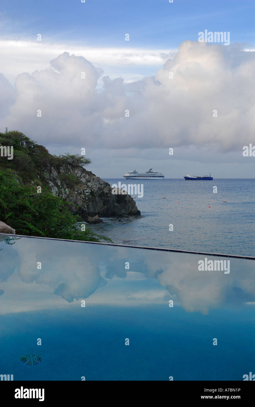 Infinity Pool und das Meer Küste im Divi Little Bay St Martin Niederländische Antillen Karibik-Insel Stockfoto Infinity Pool und das Meer Küste im Divi Little Bay St Martin Niederländische Antillen Karibik-Insel Stockfoto