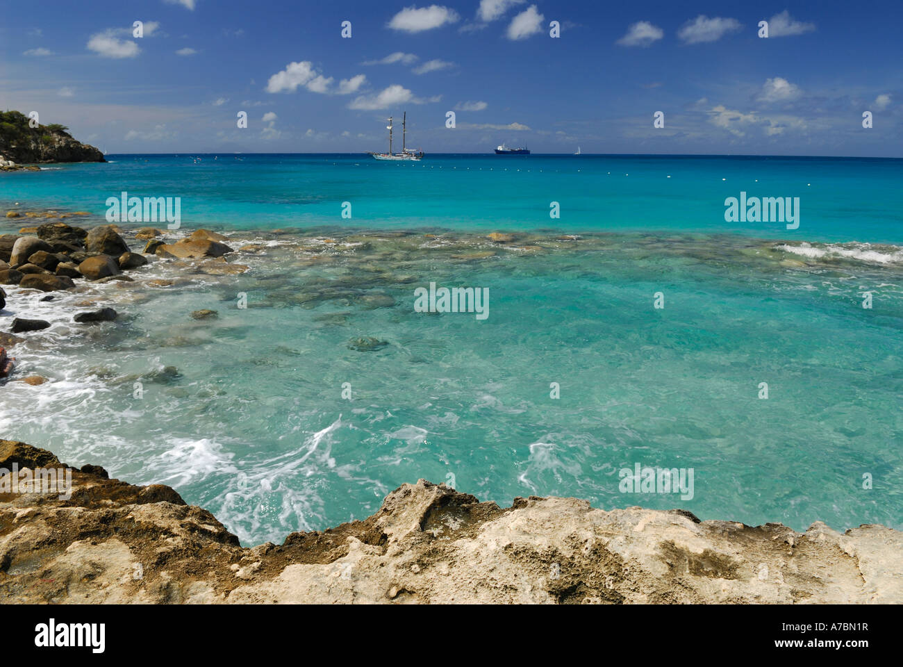 Karibische Meer aus kleinen Bay St Maarten Niederlande Antillen Karibik-Insel Stockfoto Karibische Meer aus kleinen Bay St Maarten Niederlande Antillen Karibik-Insel Stockfoto