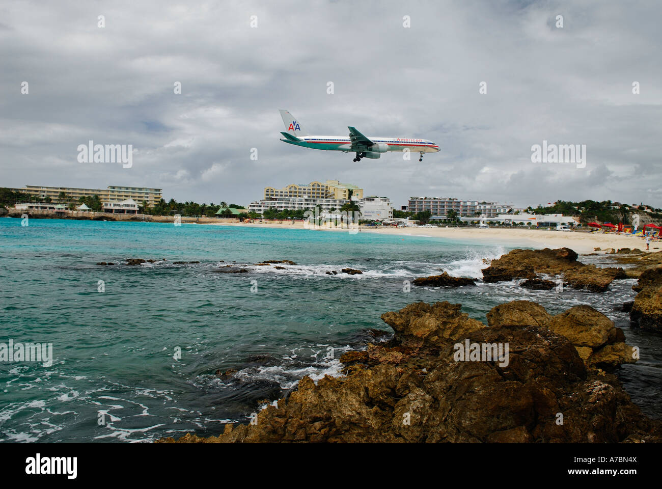 Großen Strahl Flugzeug Landung in St. Maarten über Maho Bay Strand Karibik-Insel der niederländischen Antillen Stockfoto Großen Strahl Flugzeug Landung in St. Maarten über Maho Bay Strand Karibik-Insel der niederländischen Antillen Stockfoto