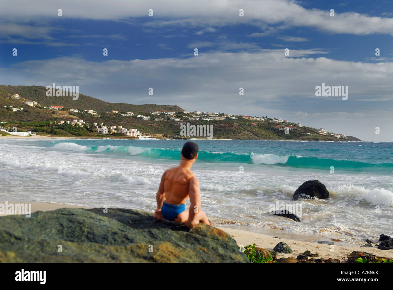 Muskel-Mann Puppe beobachten die Brandung auf Guana Bay Beach St Marrten Niederländische Antillen Karibik-Insel Stockfoto