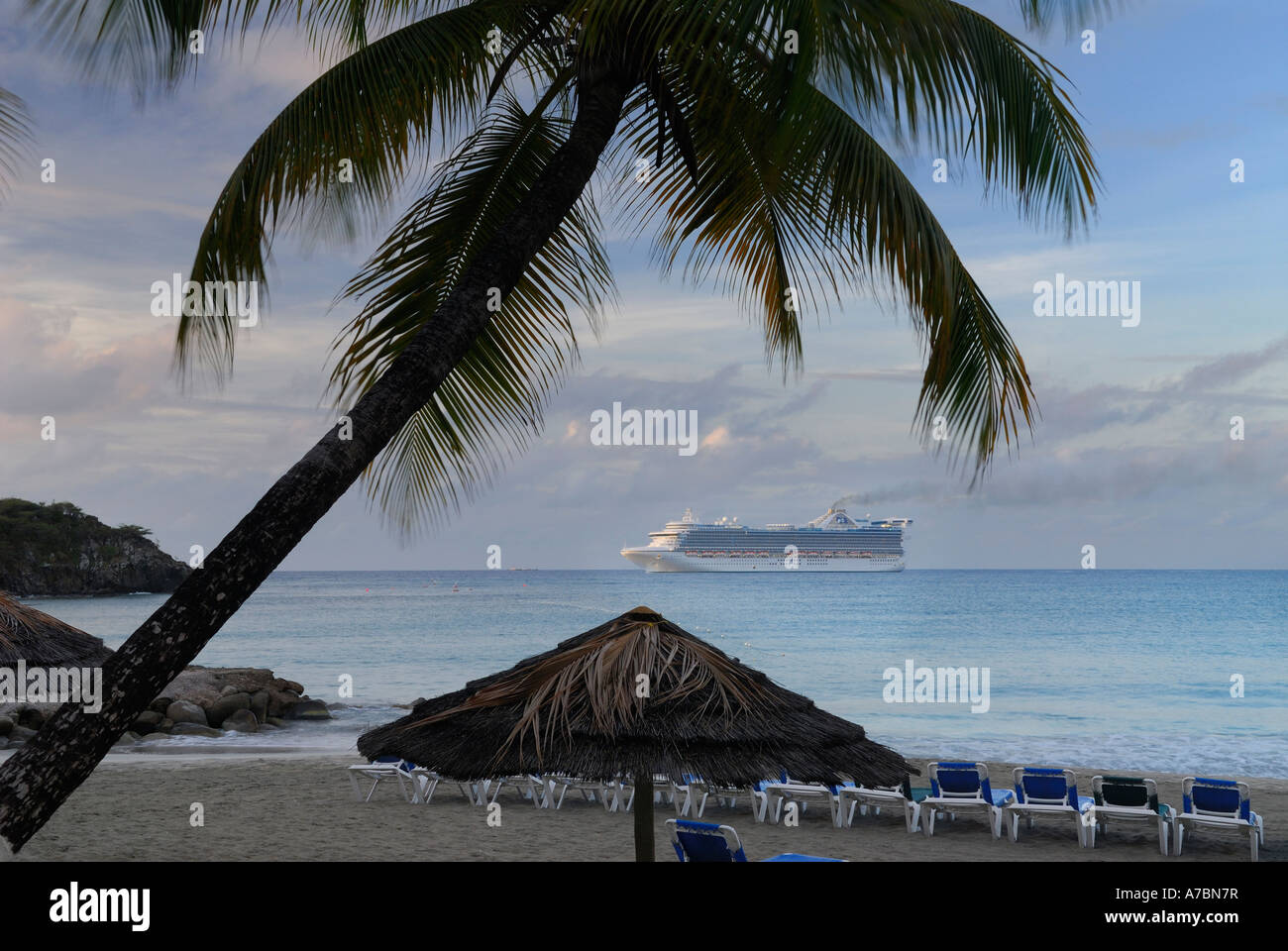 Kreuzfahrtschiff Dämpfen in Philipsburg Anschluss im Morgengrauen von Little Bay St Marrten Niederländische Antillen-Karibik-Insel mit Palme Stockfoto Kreuzfahrtschiff Dämpfen in Philipsburg Anschluss im Morgengrauen von Little Bay St Marrten Niederländische Antillen-Karibik-Insel mit Palme Stockfoto