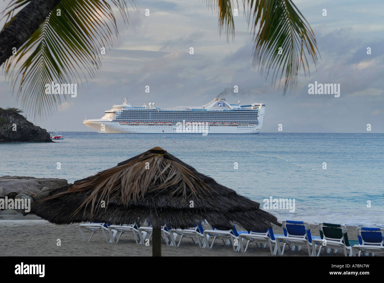 Ankunft am Hafen in Philipsburg am Morgen vom Strand in Little Bay St Marrten Niederländische Antillen-Karibik-Insel-Kreuzfahrtschiff Stockfoto Ankunft am Hafen in Philipsburg am Morgen vom Strand in Little Bay St Marrten Niederländische Antillen-Karibik-Insel-Kreuzfahrtschiff Stockfoto