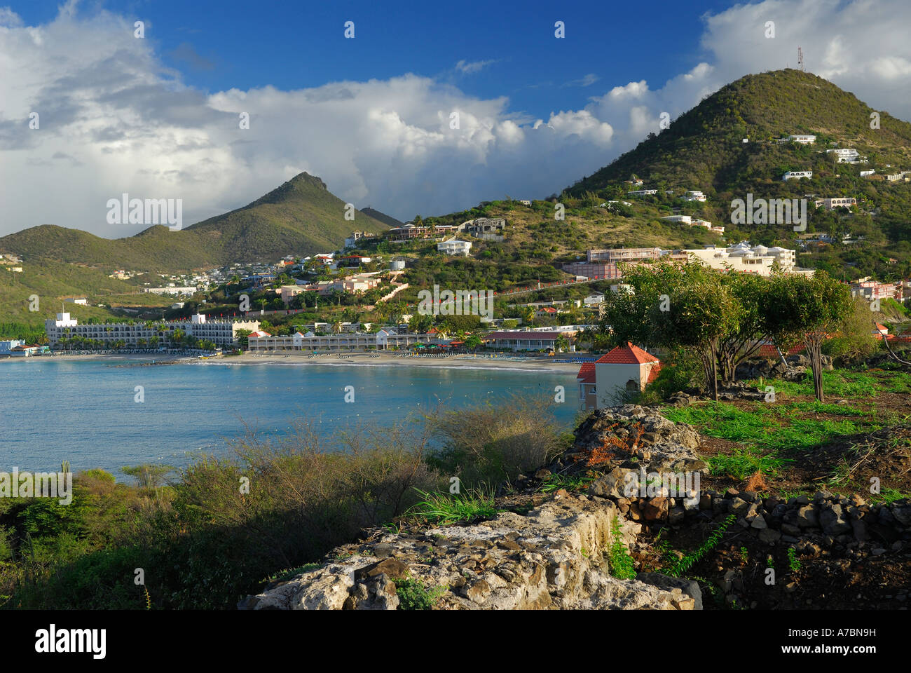 Kleine Bucht und Fort William in der karibischen Insel St. Maarten Niederländische Antillen Stockfoto Kleine Bucht und Fort William in der karibischen Insel St. Maarten Niederländische Antillen Stockfoto