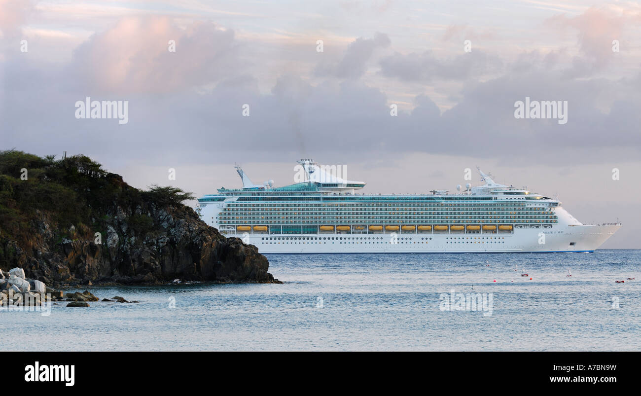 Am Abend Abfahrt Kreuzfahrtschiff von St Maarten bei Fort Amsterdam Little Bay Niederländische Antillen Karibik-Insel Stockfoto Am Abend Abfahrt Kreuzfahrtschiff von St Maarten bei Fort Amsterdam Little Bay Niederländische Antillen Karibik-Insel Stockfoto