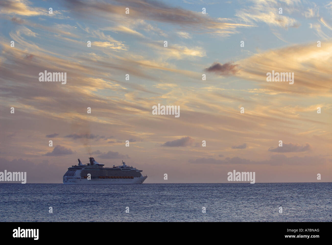 Abfahrt von St. Maarten bei Sonnenuntergang Niederländische Antillen kleine Bucht Karibik-Kreuzfahrtschiff Stockfoto Abfahrt von St. Maarten bei Sonnenuntergang Niederländische Antillen kleine Bucht Karibik-Kreuzfahrtschiff Stockfoto