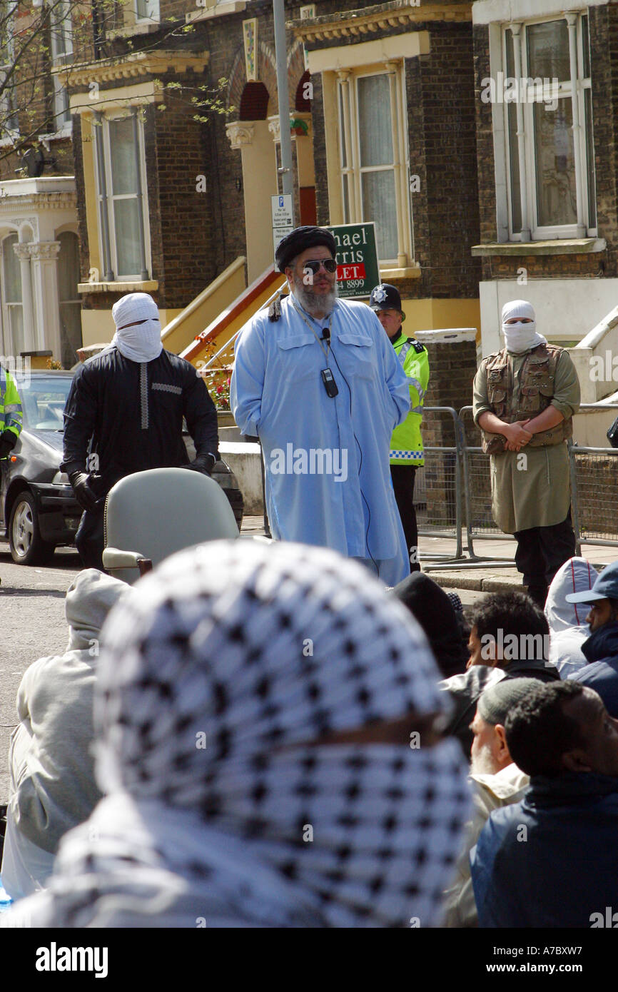 Muslimischen geistlichen Abu Hamza Predigt auf der Straße draußen der Finsbury Park-Moschee, London. Stockfoto