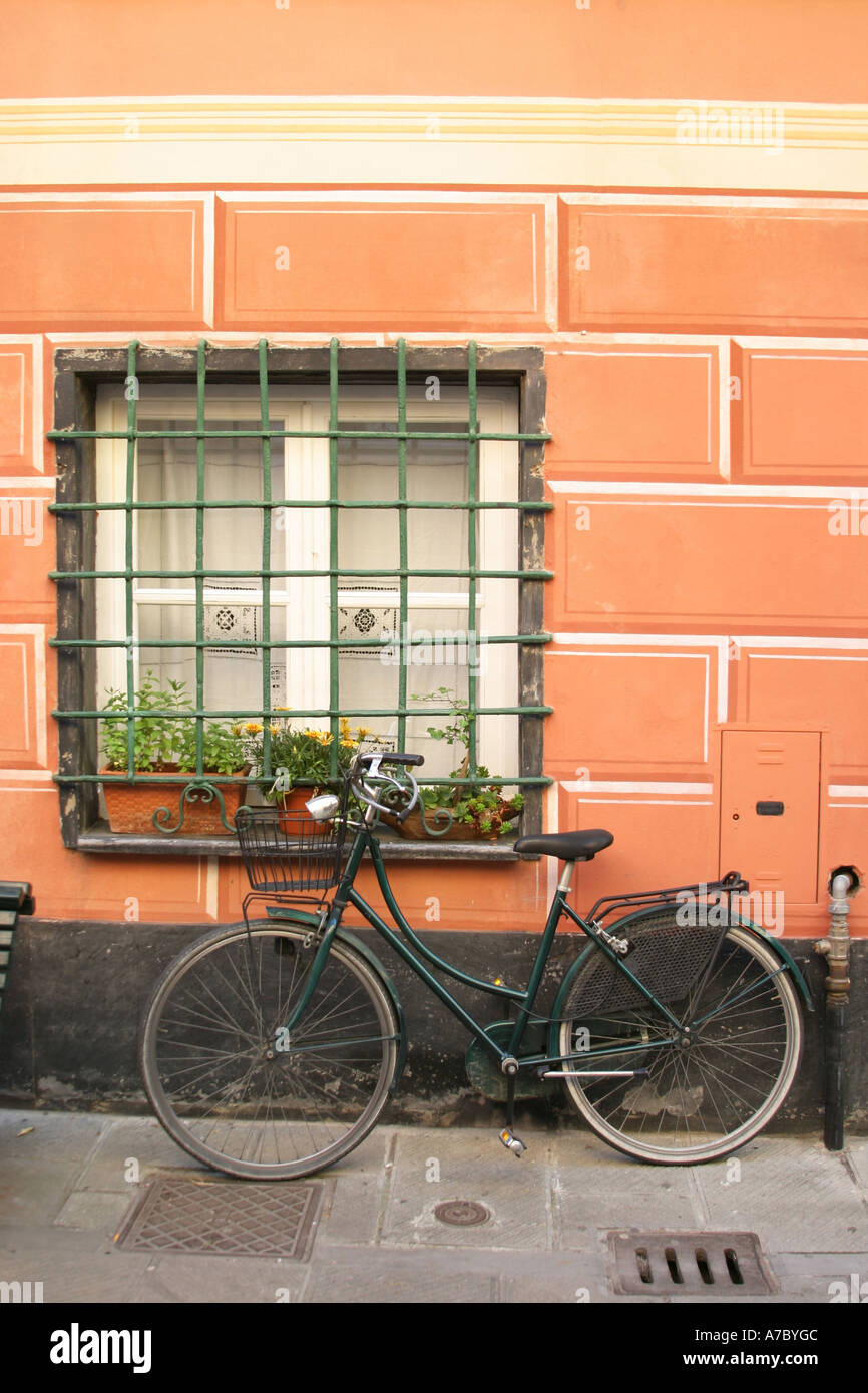 Bemalte Wand Trompe l ' oeil, Fenster mit Bars, mit dem Fahrrad. Levanto, Ligurien, Italien Stockfoto
